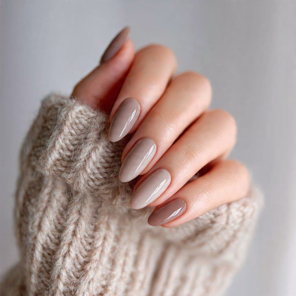 27 Minimal January Nails for Classy and Fresh Start Looks 25 minimal january nails in soft stone shades